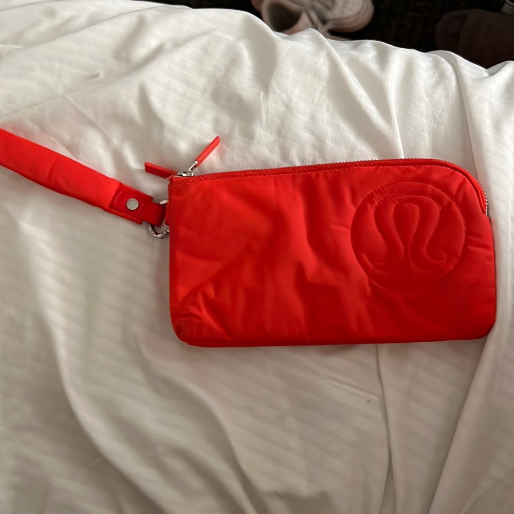 lululemon wristlet
